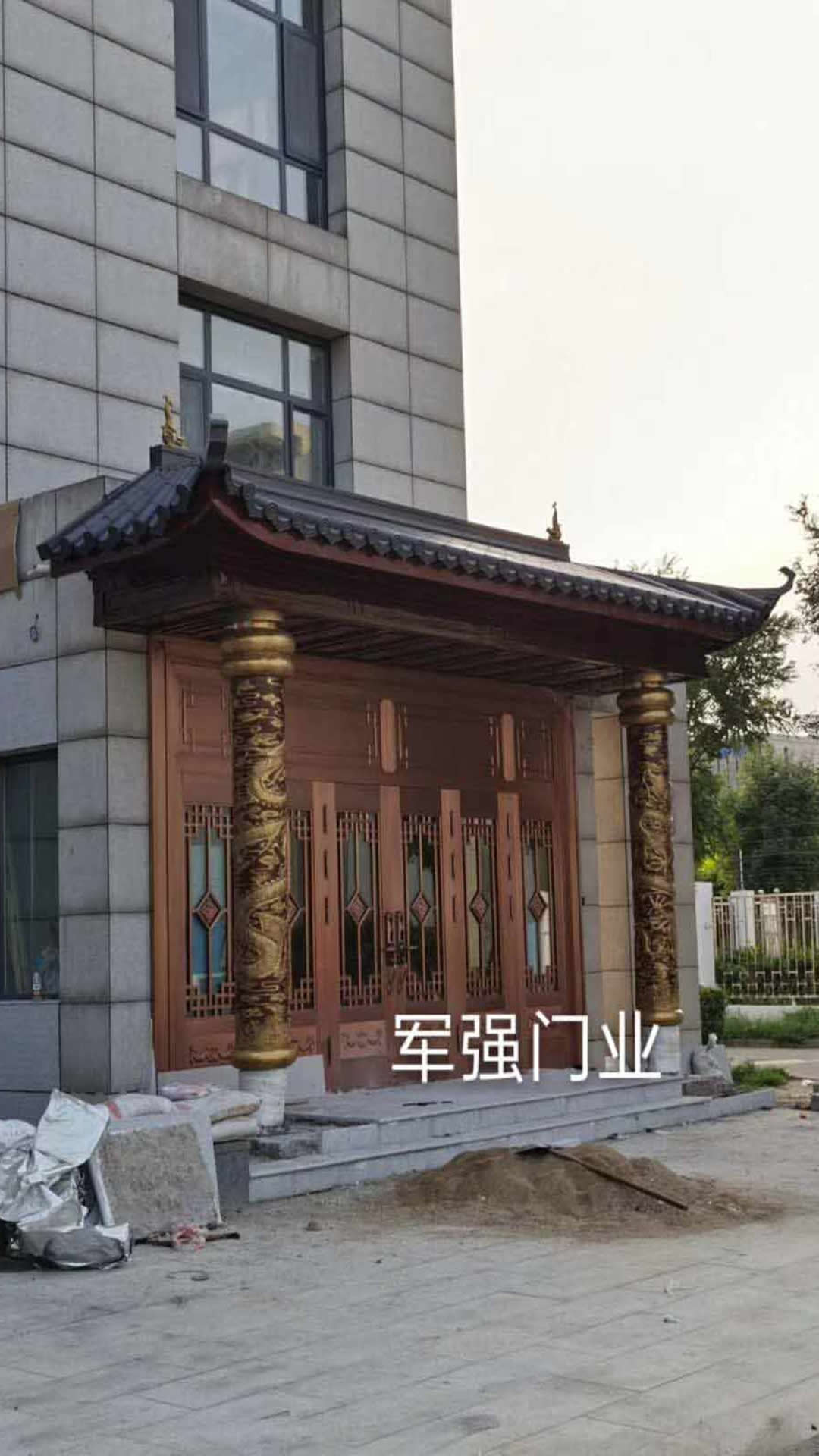 天津独栋别墅铜门带雨棚龙柱
