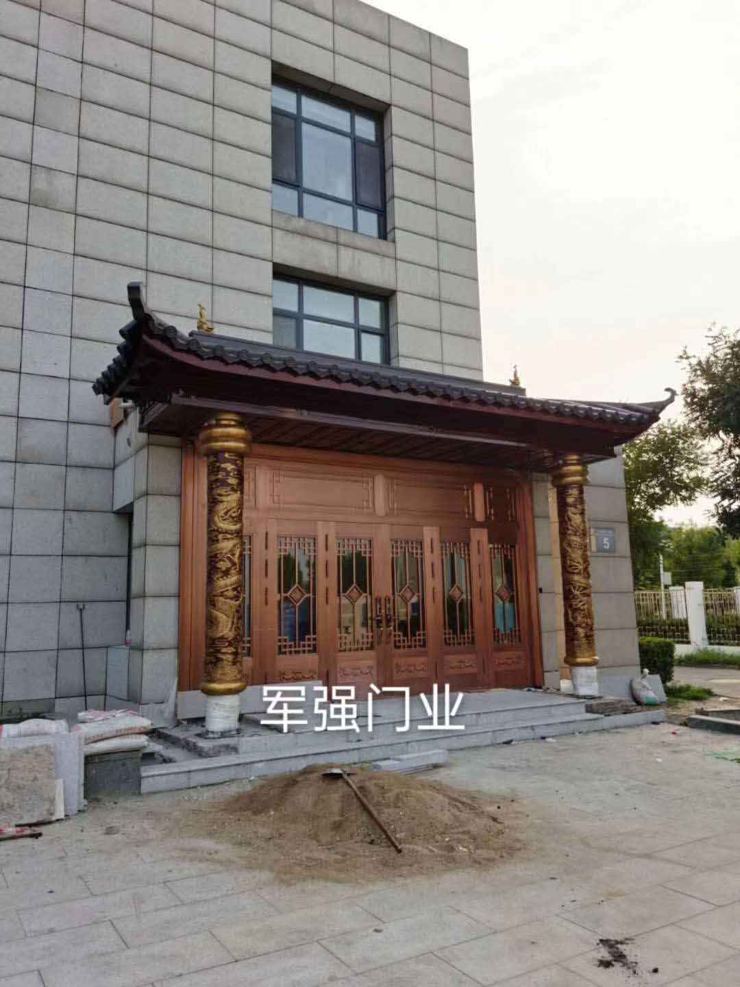 天津独栋别墅铜门带雨棚龙柱