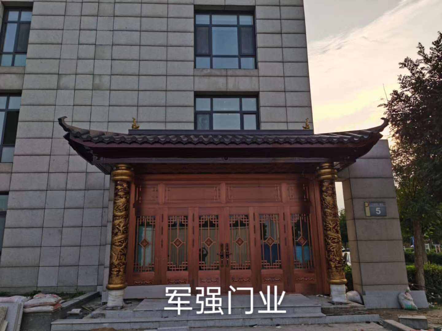 天津独栋别墅铜门带雨棚龙柱